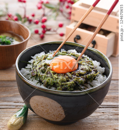 春の味覚 蕨のたたき丼 春の味覚 蕨のたたき丼 124670655