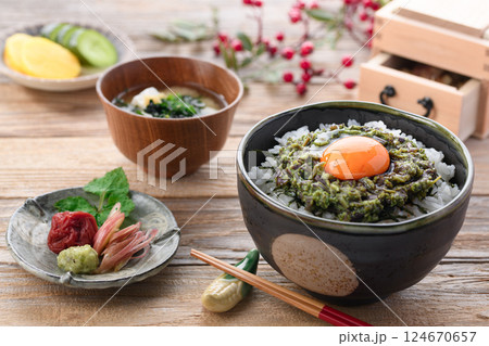 春の味覚 蕨のたたき丼 春の味覚 蕨のたたき丼 124670657