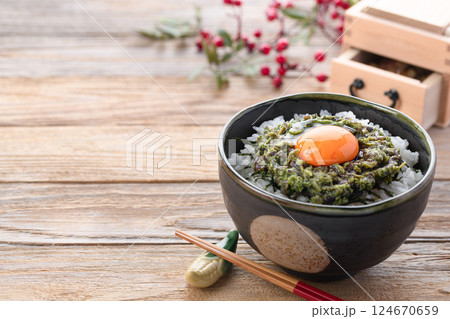 春の味覚 蕨のたたき丼 124670659