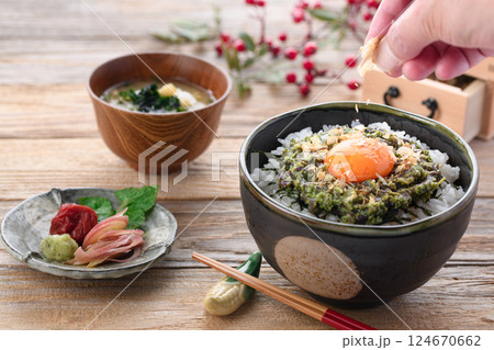 春の味覚 蕨のたたき丼 124670662