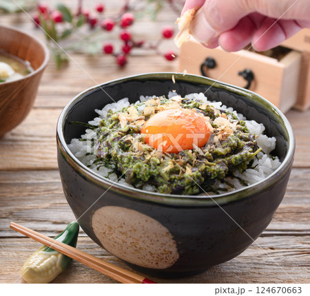 春の味覚 蕨のたたき丼 124670663