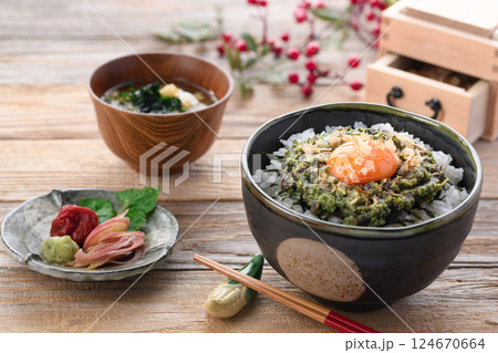 春の味覚 蕨のたたき丼 春の味覚 蕨のたたき丼 124670664