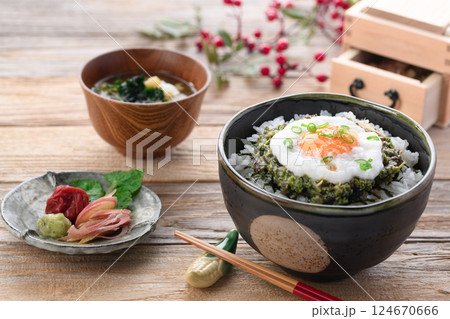 春の味覚 蕨のたたき丼 春の味覚 蕨のたたき丼 124670666