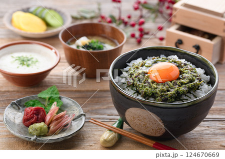 春の味覚 蕨のたたき丼 124670669