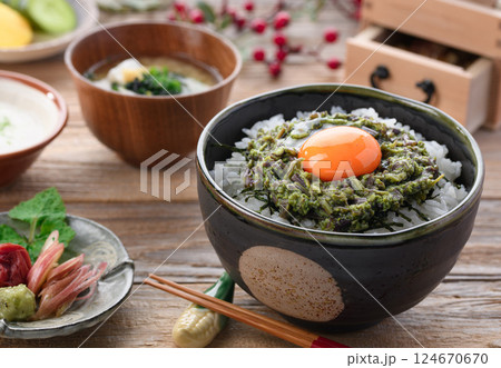 春の味覚 蕨のたたき丼 124670670