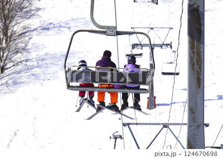 快晴のスキー場 頂上へ続くリフトに乗る家族 快晴のスキー場 頂上へ続くリフトに乗る家族 124670698