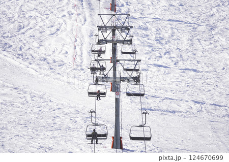快晴のスキー場 頂上へ続くリフトと白いゲレンデ 124670699