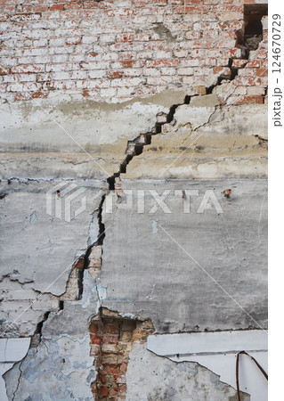 Large crack in an old brick wall. 124670729