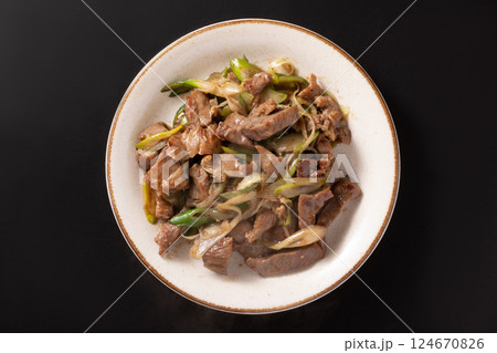 牛タンねぎ塩炒め 124670826