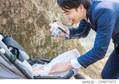 我が子の写真を撮るパパ　お宮参り 124671072