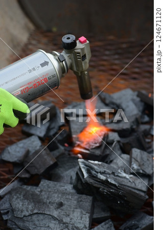 ガスバーナー、木炭、火起こし、炎 ガスバーナー、木炭、火起こし、炎 124671120