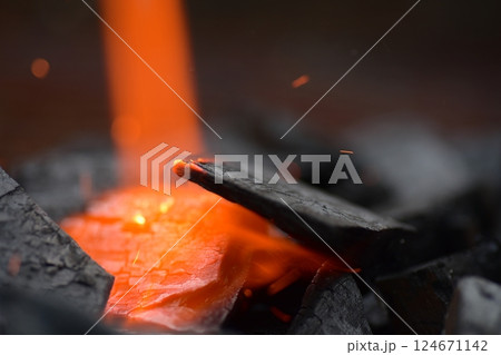 ガスバーナー、木炭、火起こし、炎 124671142