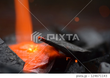 ガスバーナー、木炭、火起こし、炎 124671143