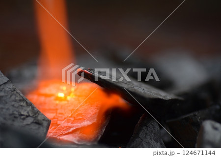 ガスバーナー、木炭、火起こし、炎 124671144
