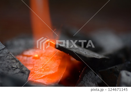 ガスバーナー、木炭、火起こし、炎 ガスバーナー、木炭、火起こし、炎 124671145