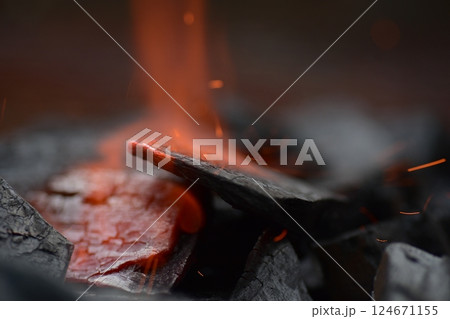 ガスバーナー、木炭、火起こし、炎 124671155