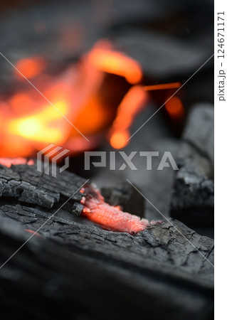 燃える炭火 124671171