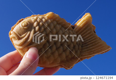 たい焼きと青空 124671194