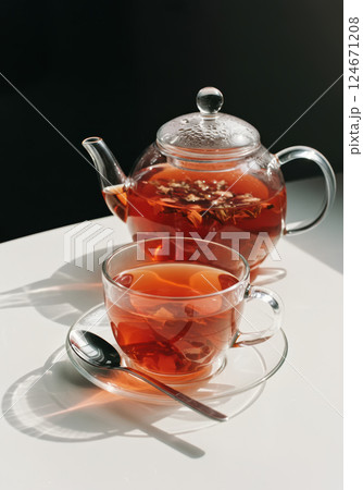 テーブルの上のガラスのティーポットとローズヒップティー（AI生成画像） 124671208
