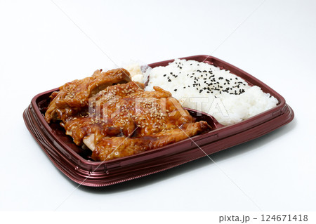 弁当、お弁当、コンビニ、スーパー、お米、ご飯、肉、プラスチック容器、昼食、ごはん、白米、ランチ 弁当、お弁当、コンビニ、スーパー、お米、ご飯、肉、プラスチック容器、昼食、ごはん、白米、ランチ 124671418