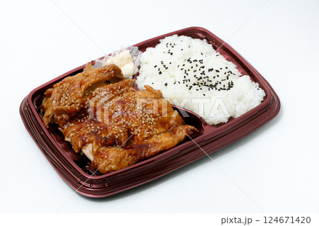 弁当、お弁当、コンビニ、スーパー、お米、ご飯、肉、プラスチック容器、昼食、ごはん、白米、ランチ 弁当、お弁当、コンビニ、スーパー、お米、ご飯、肉、プラスチック容器、昼食、ごはん、白米、ランチ 124671420