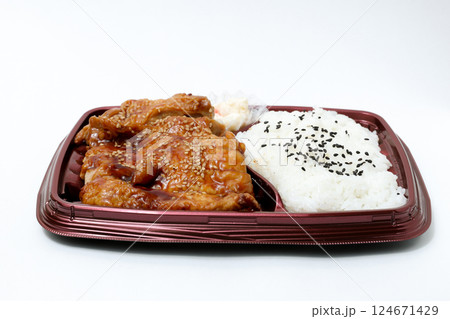 弁当、お弁当、コンビニ、スーパー、お米、ご飯、肉、プラスチック容器、昼食、ごはん、白米、ランチ 124671429