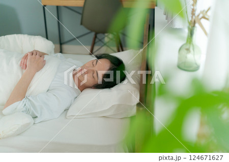 ベッドで眠る男性 ベッドで眠る男性 124671627