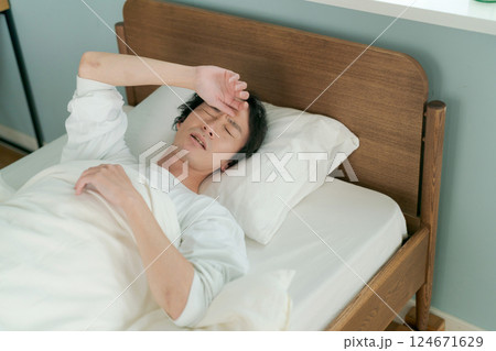 ベッドで眠る男性 ベッドで眠る男性 124671629