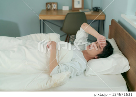 ベッドで眠る男性 124671631
