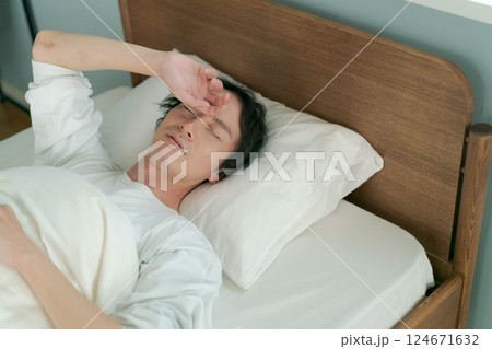 ベッドで眠る男性 ベッドで眠る男性 124671632