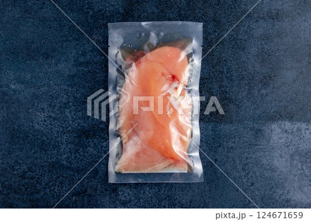 鶏肉 冷凍保存 真空パック 鶏むね肉 鶏肉 冷凍保存 真空パック 鶏むね肉 124671659