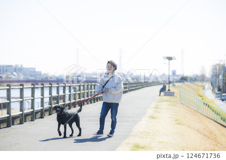 犬を散歩する男性 124671736