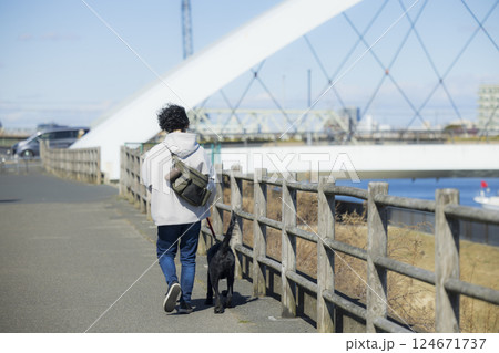 犬を散歩する男性 犬を散歩する男性 124671737