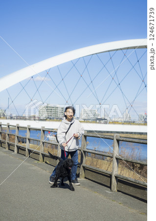 犬を散歩する男性 124671739