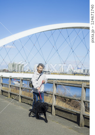 犬を散歩する男性 犬を散歩する男性 124671740