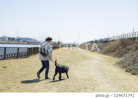 犬を散歩する男性 124671741