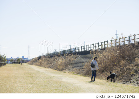 犬を散歩する男性 124671742