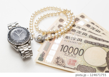 真珠のネックレスと腕時計とお金 124671755