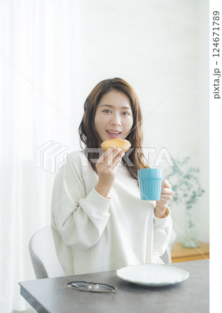 朝食にパンを食べる女性 朝食にパンを食べる女性 124671789