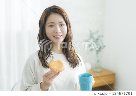 朝食にパンを食べる女性 124671791