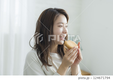 朝食にパンを食べる女性 朝食にパンを食べる女性 124671794