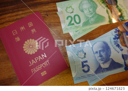 カナダドル紙幣　20ドル　5ドル　 124671823