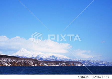 羅臼側から根室海峡と知床連山　北海道 124671825