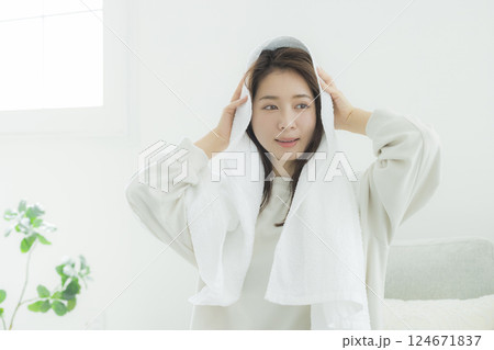 髪を乾かす女性 124671837