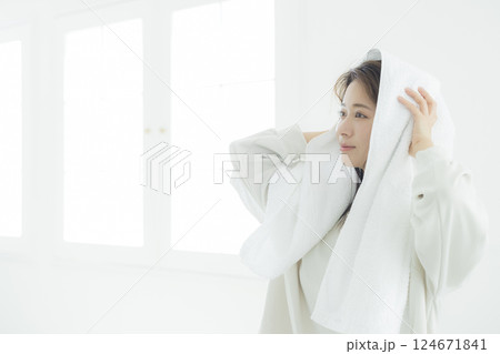 髪を乾かす女性 髪を乾かす女性 124671841