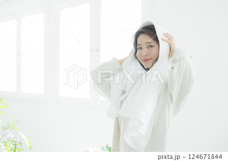 髪を乾かす女性 髪を乾かす女性 124671844