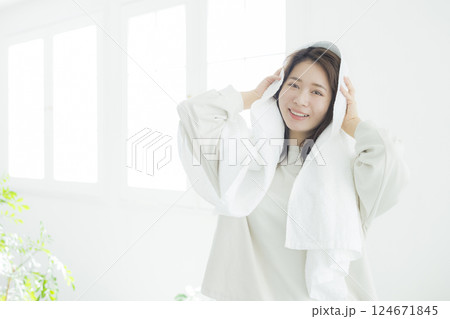 髪を乾かす女性 124671845