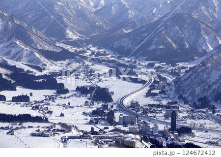 岩原スキー場 頂上部より雪の中里、土樽方面の扇状地を眺める 124672412
