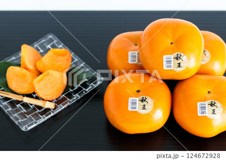 福岡県産　博多秋王　種無し完全甘柿 124672928