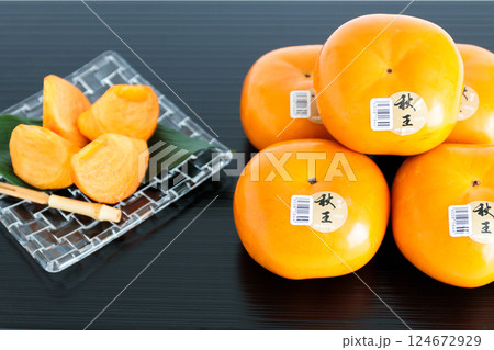 福岡県産　博多秋王　種無し完全甘柿 124672929